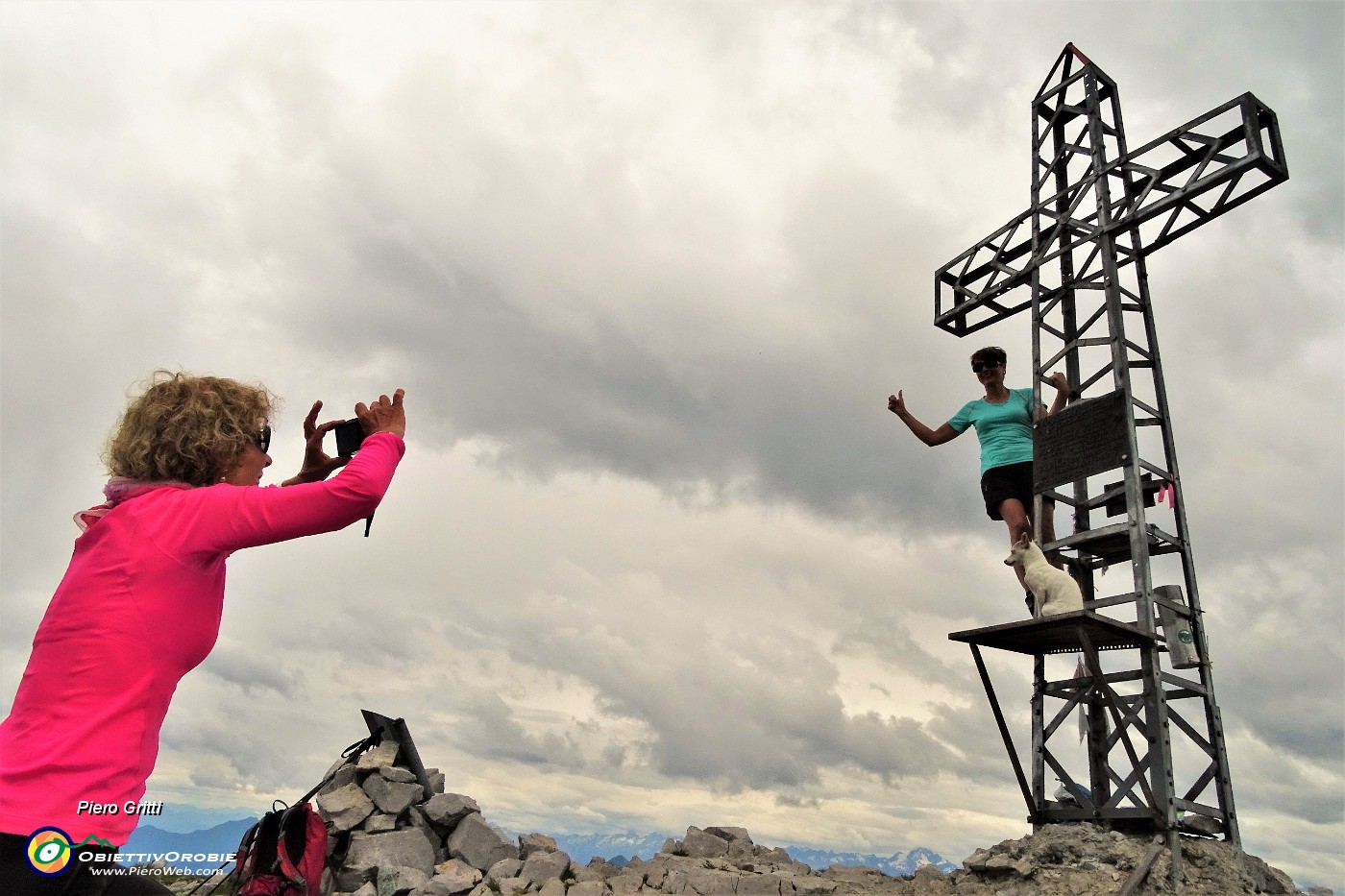 81 Alla croce di vetta del Pizzo Arera (2512 m).JPG